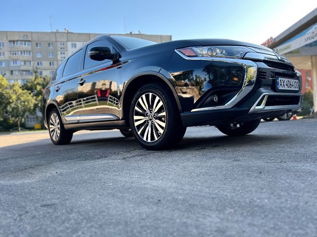 Mitsubishi Outlander - фото 1