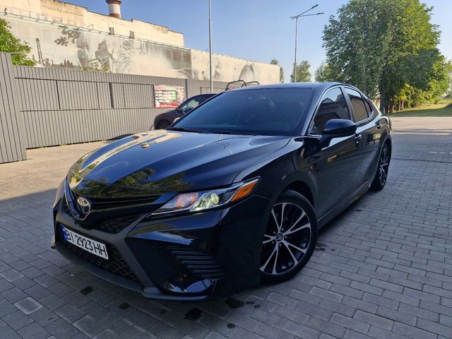 Toyota Camry - фото 1
