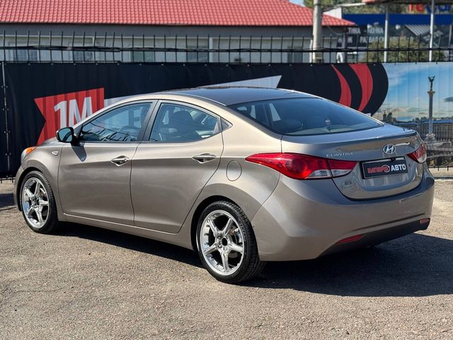 Hyundai Elantra - фото 2