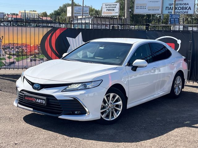 Toyota Camry - фото 1