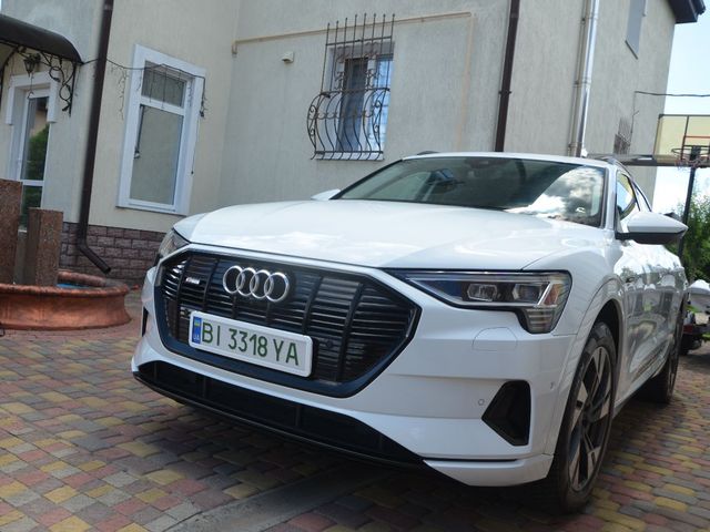 Audi e-tron - фото 4