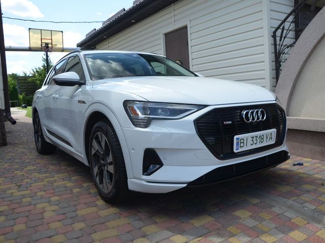 Audi e-tron - фото 1