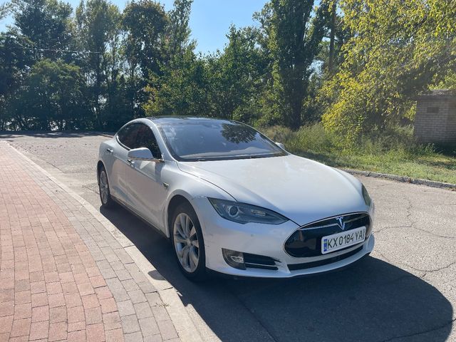 Tesla Model S - фото 1