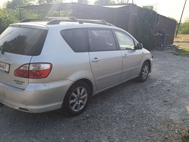 Toyota Avensis Verso - фото 4