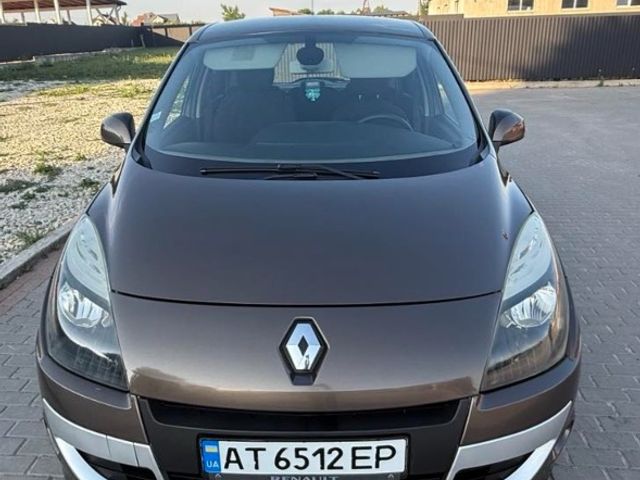 Renault Megane - фото 1