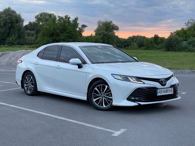 Toyota Camry - фото 1
