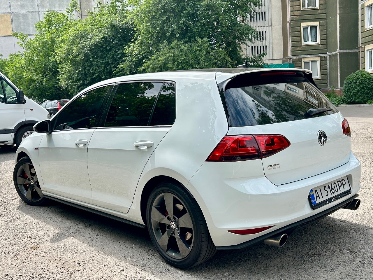 Volkswagen Golf GTI - фото 4
