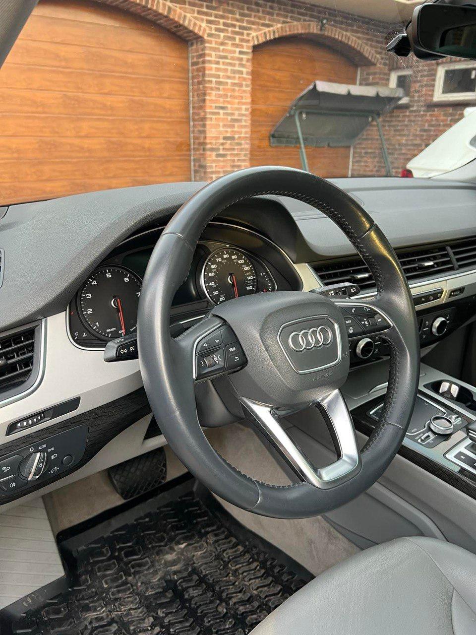 Audi Q7 - фото 1