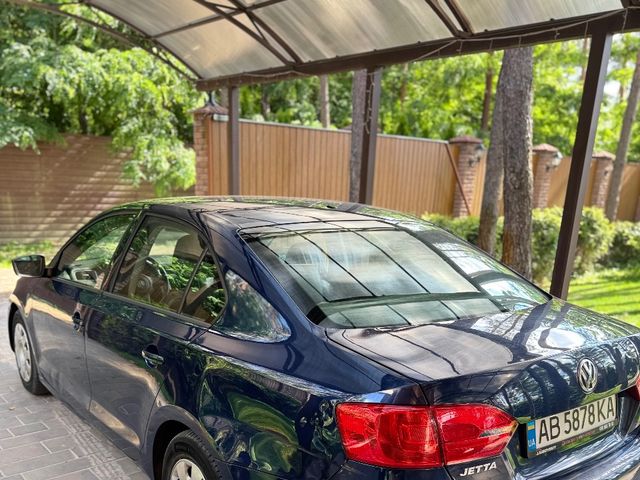 Volkswagen Jetta - фото 2