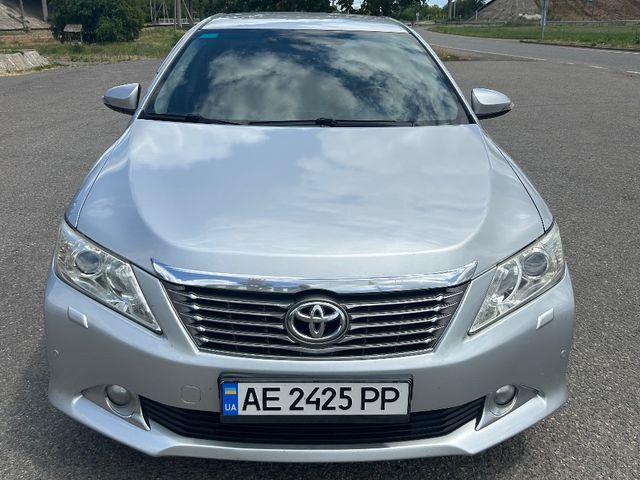 Toyota Camry - фото 1