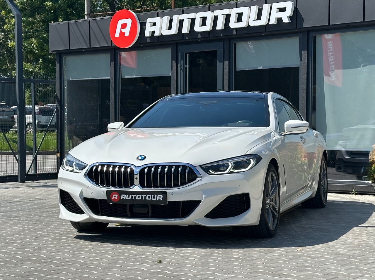 BMW 8 серії - фото 1