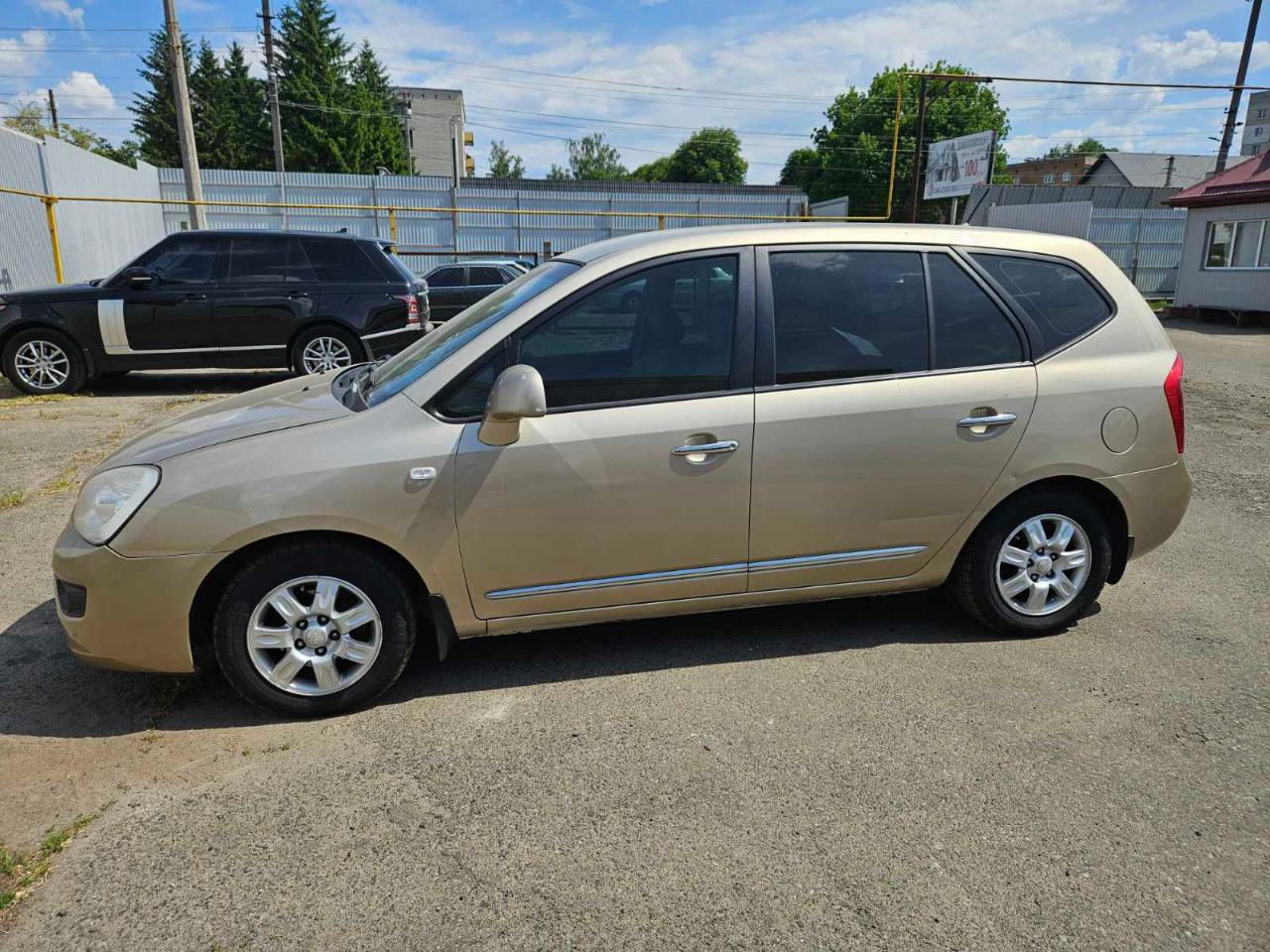 Kia Carens - фото 1