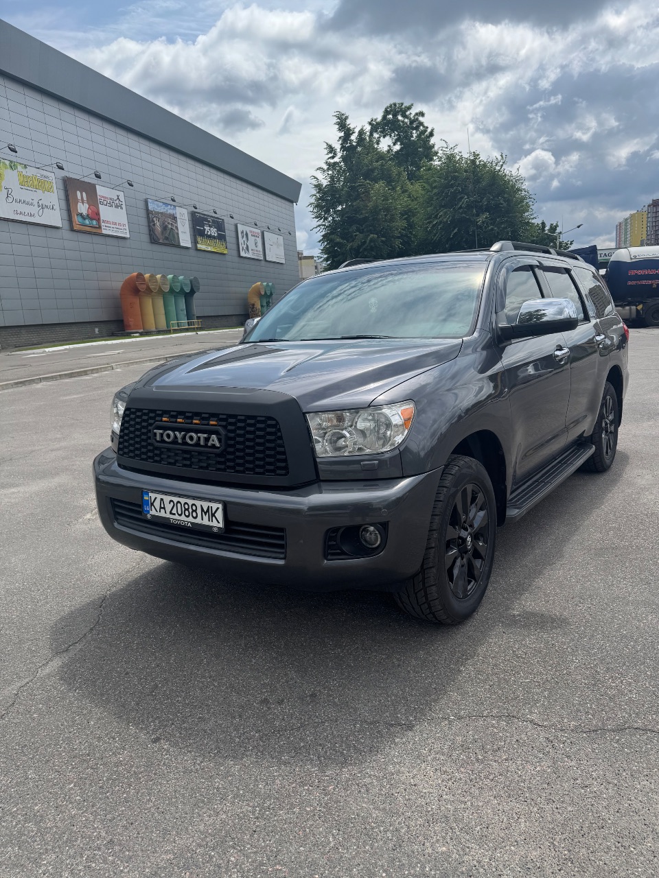 Toyota Sequoia - фото 1