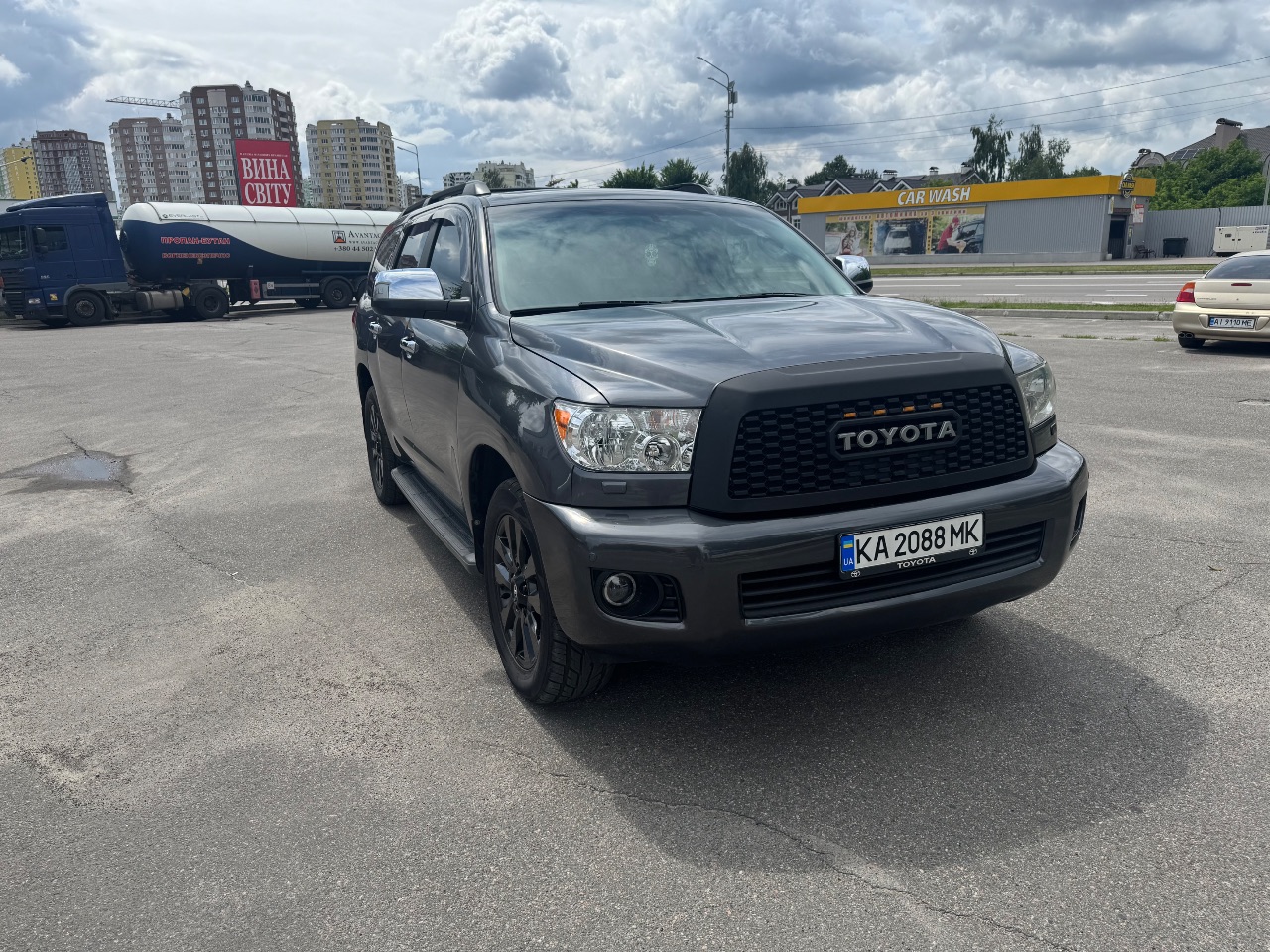 Toyota Sequoia - фото 2