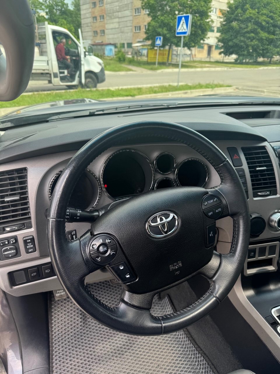 Toyota Sequoia - фото 9