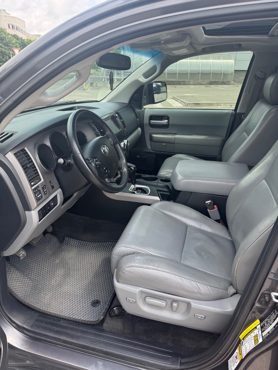 Toyota Sequoia - фото 7