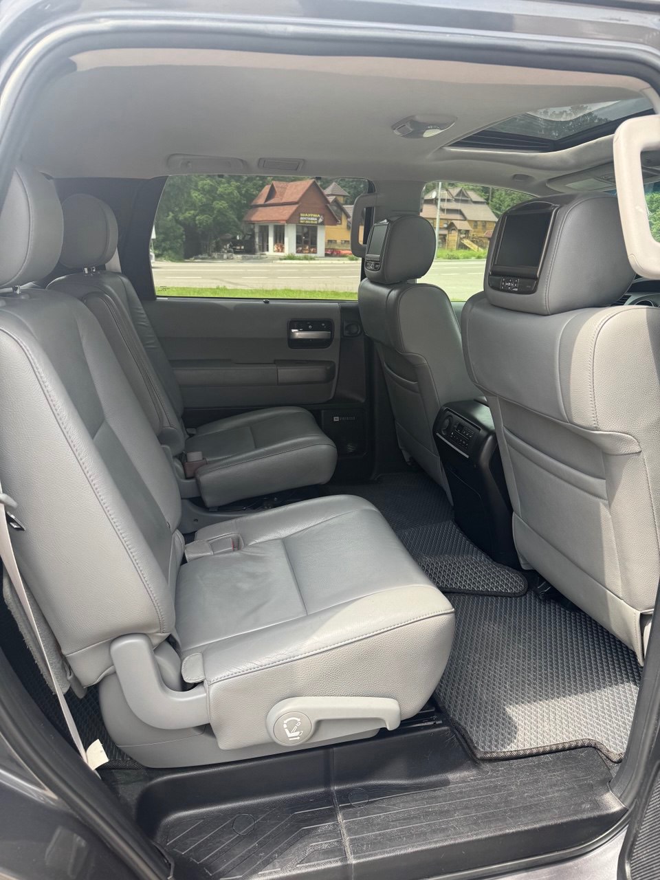 Toyota Sequoia - фото 12