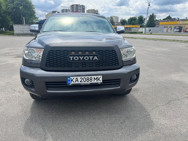 Toyota Sequoia - фото 2