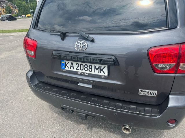 Toyota Sequoia - фото 4