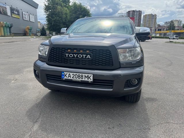 Toyota Sequoia - фото 5