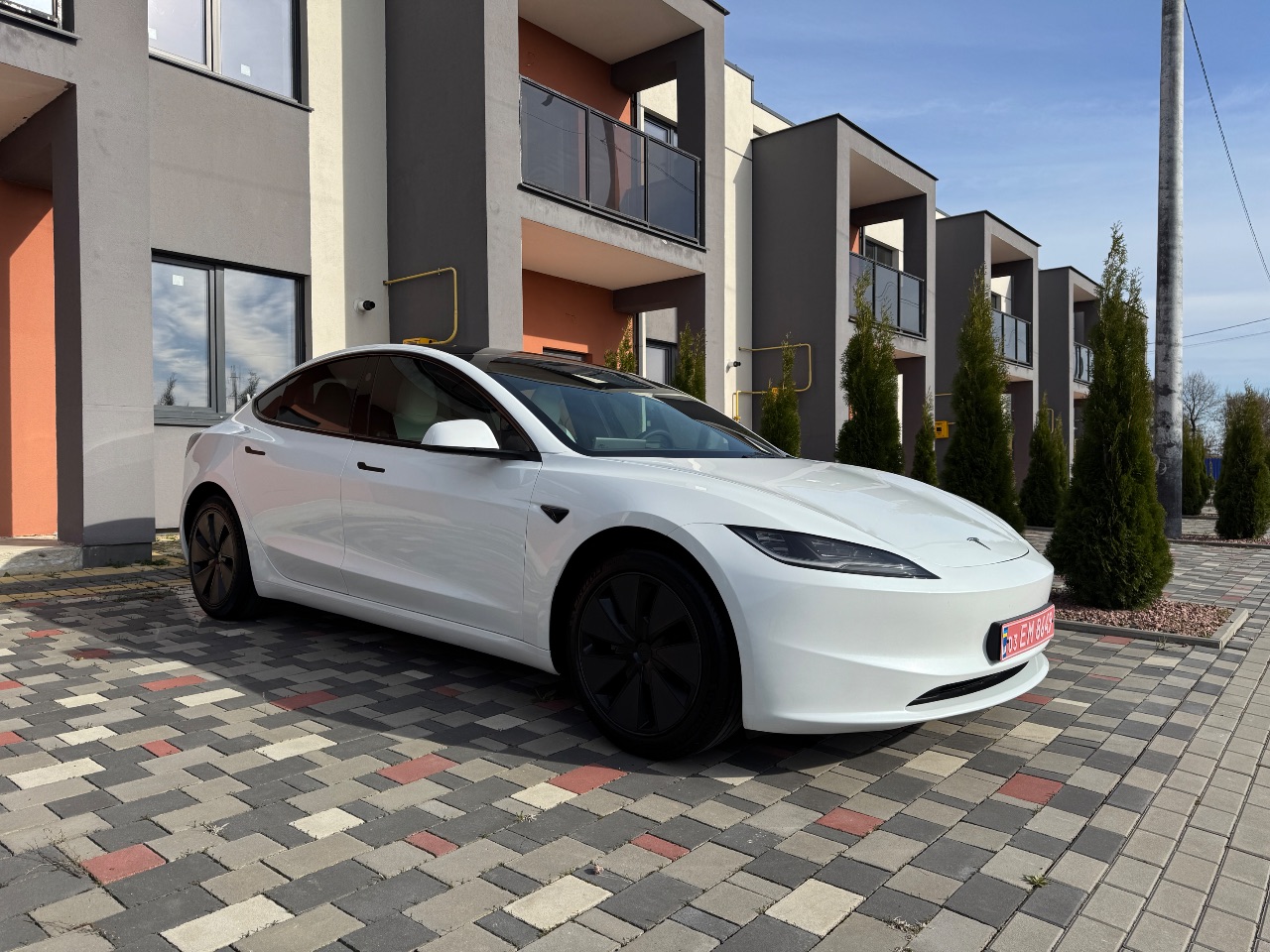 Tesla Model 3 - фото 1