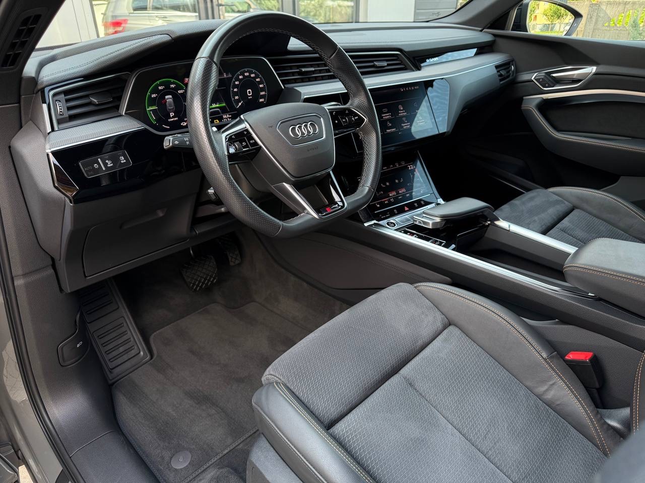 Audi e-tron - фото 11