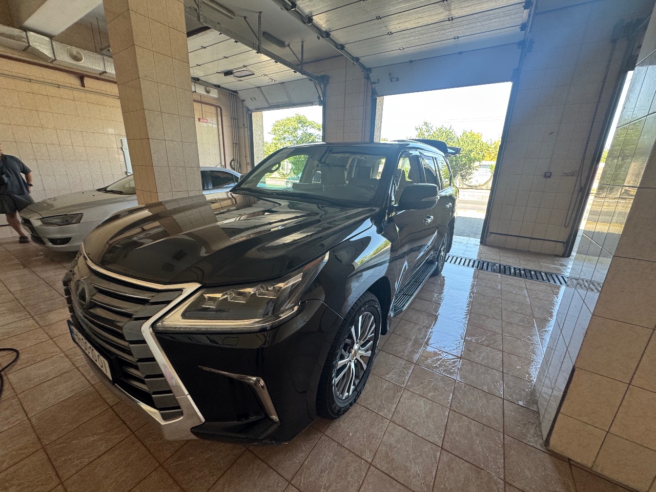 Lexus LX - фото 1