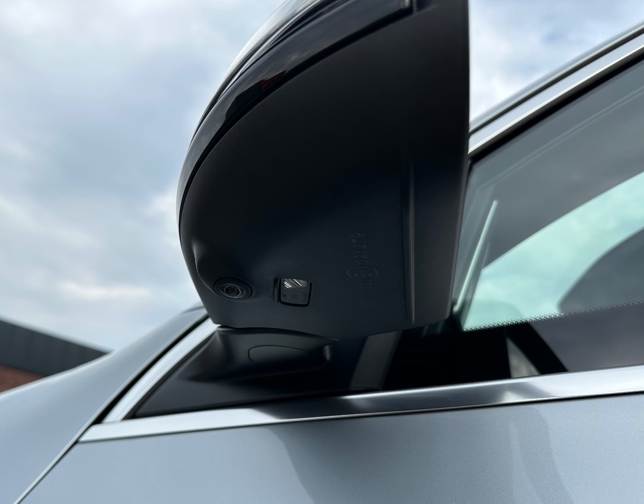 Mercedes-Benz EQC - фото 36