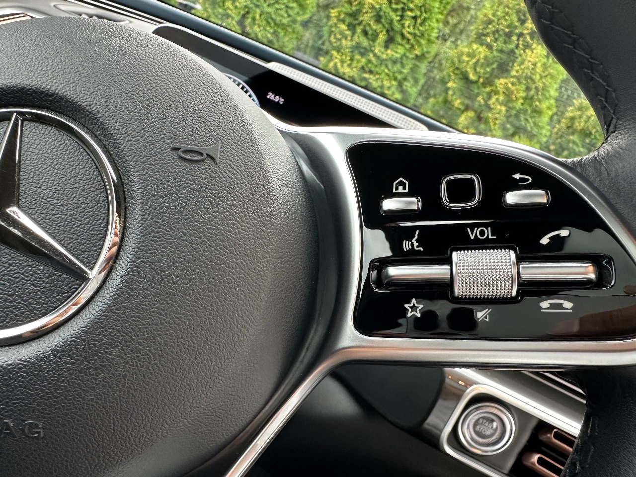 Mercedes-Benz EQC - фото 48