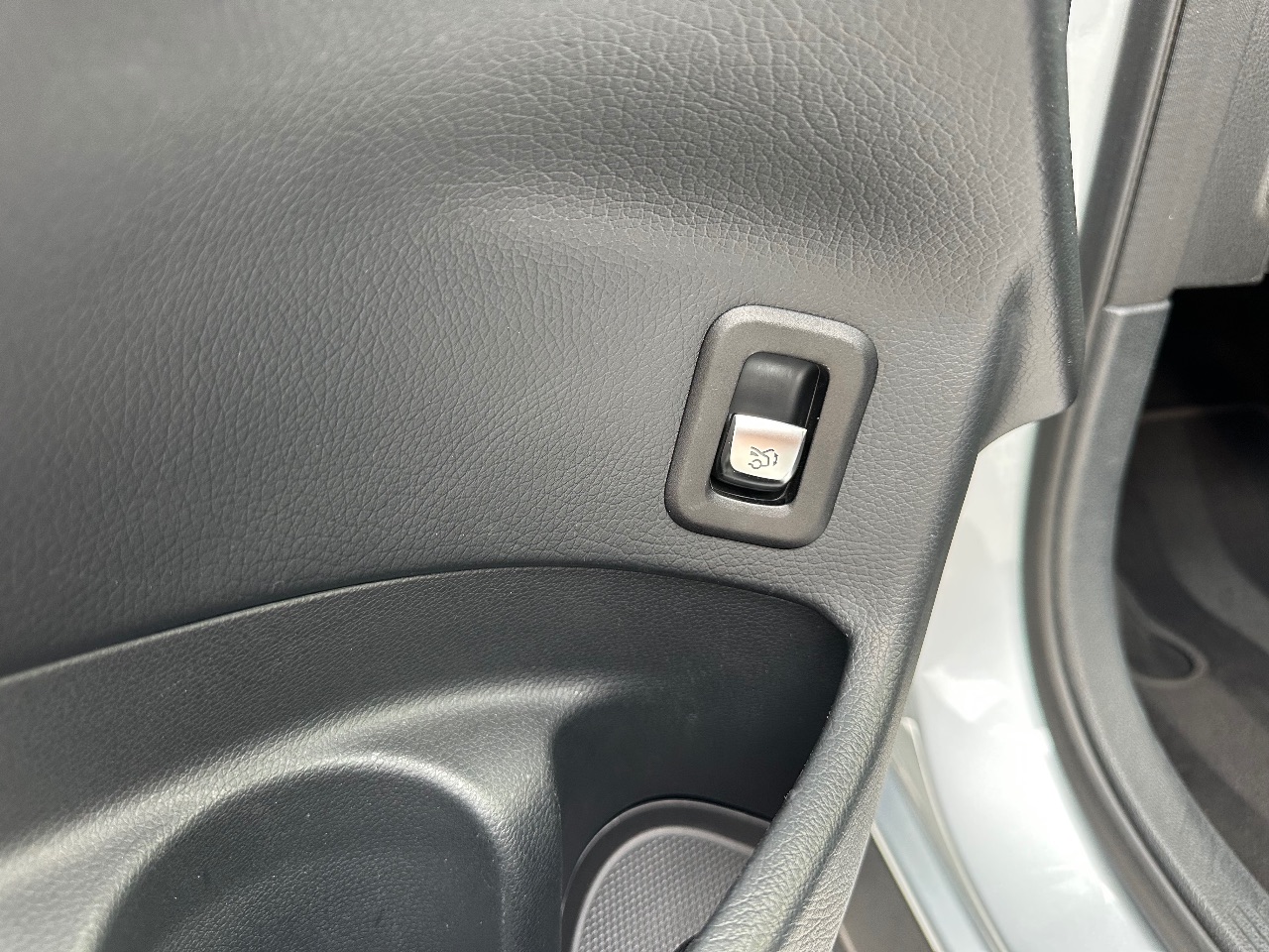 Mercedes-Benz EQC - фото 49