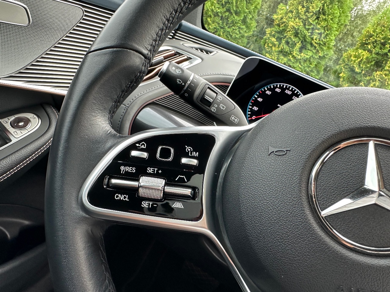 Mercedes-Benz EQC - фото 42