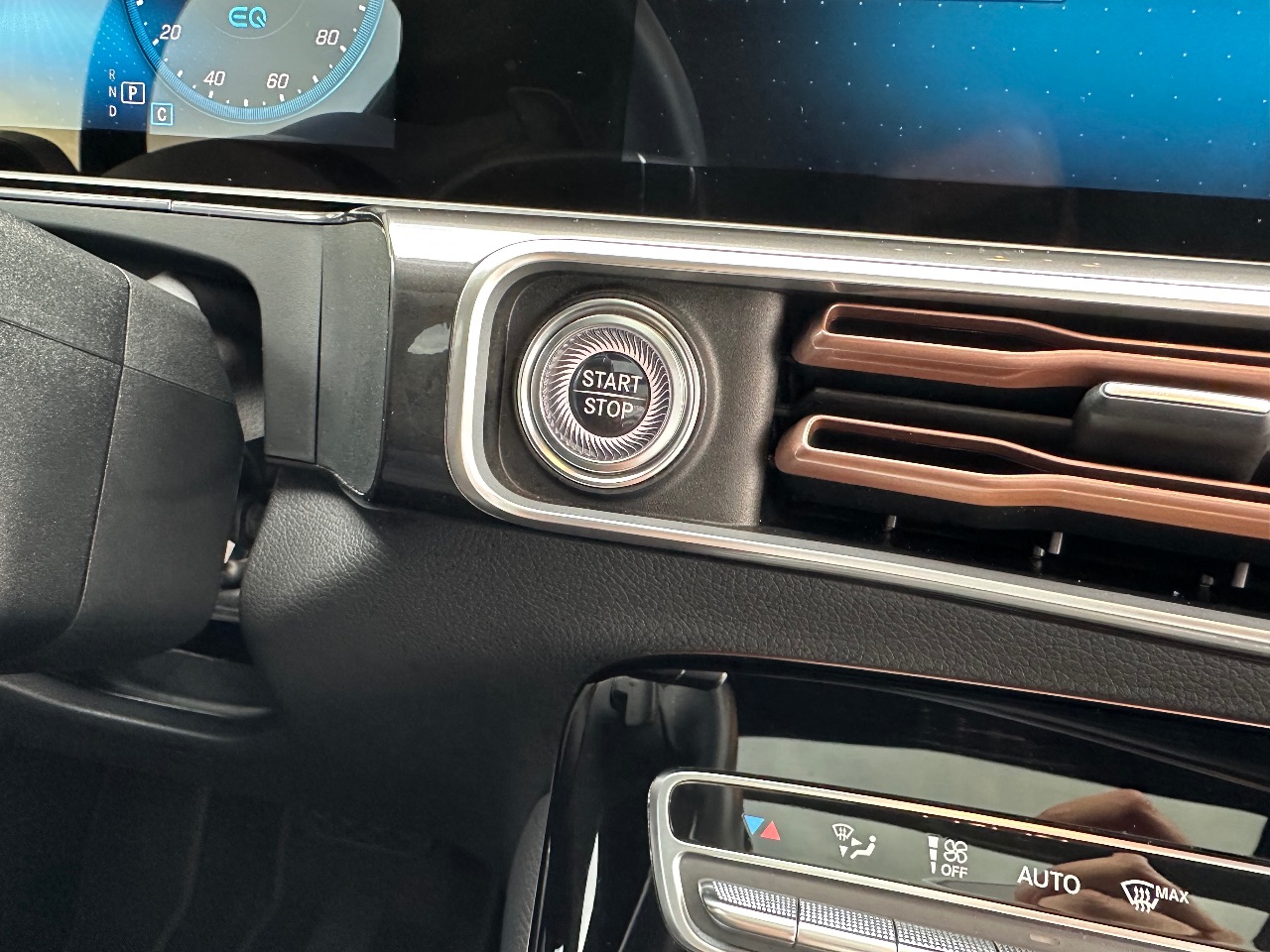 Mercedes-Benz EQC - фото 44