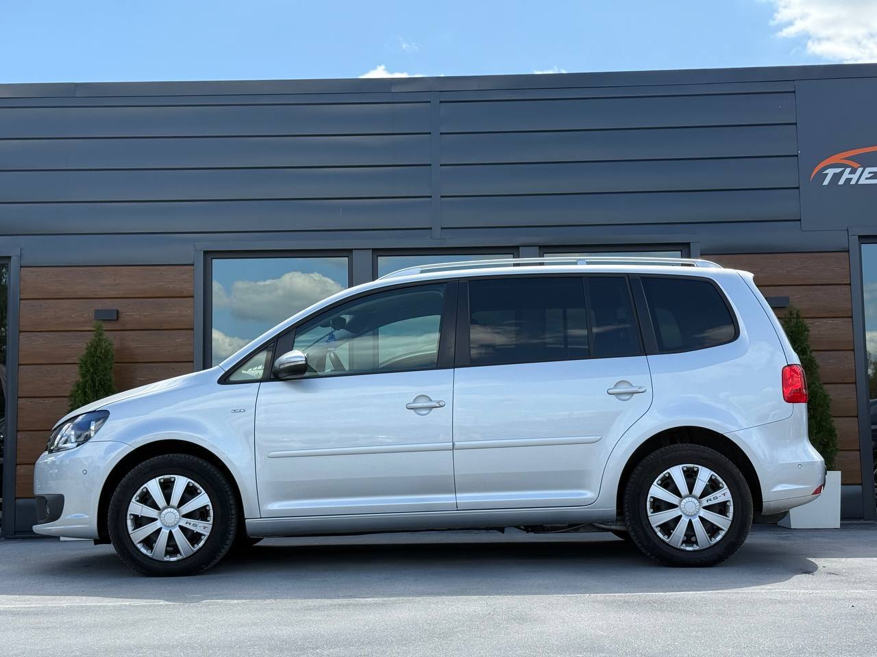 Volkswagen Touran - фото 4