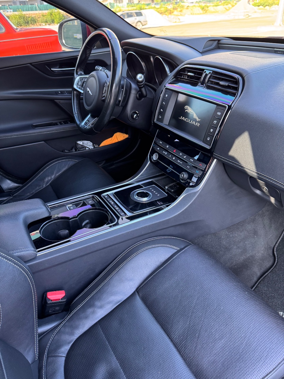 Jaguar XE - фото 40