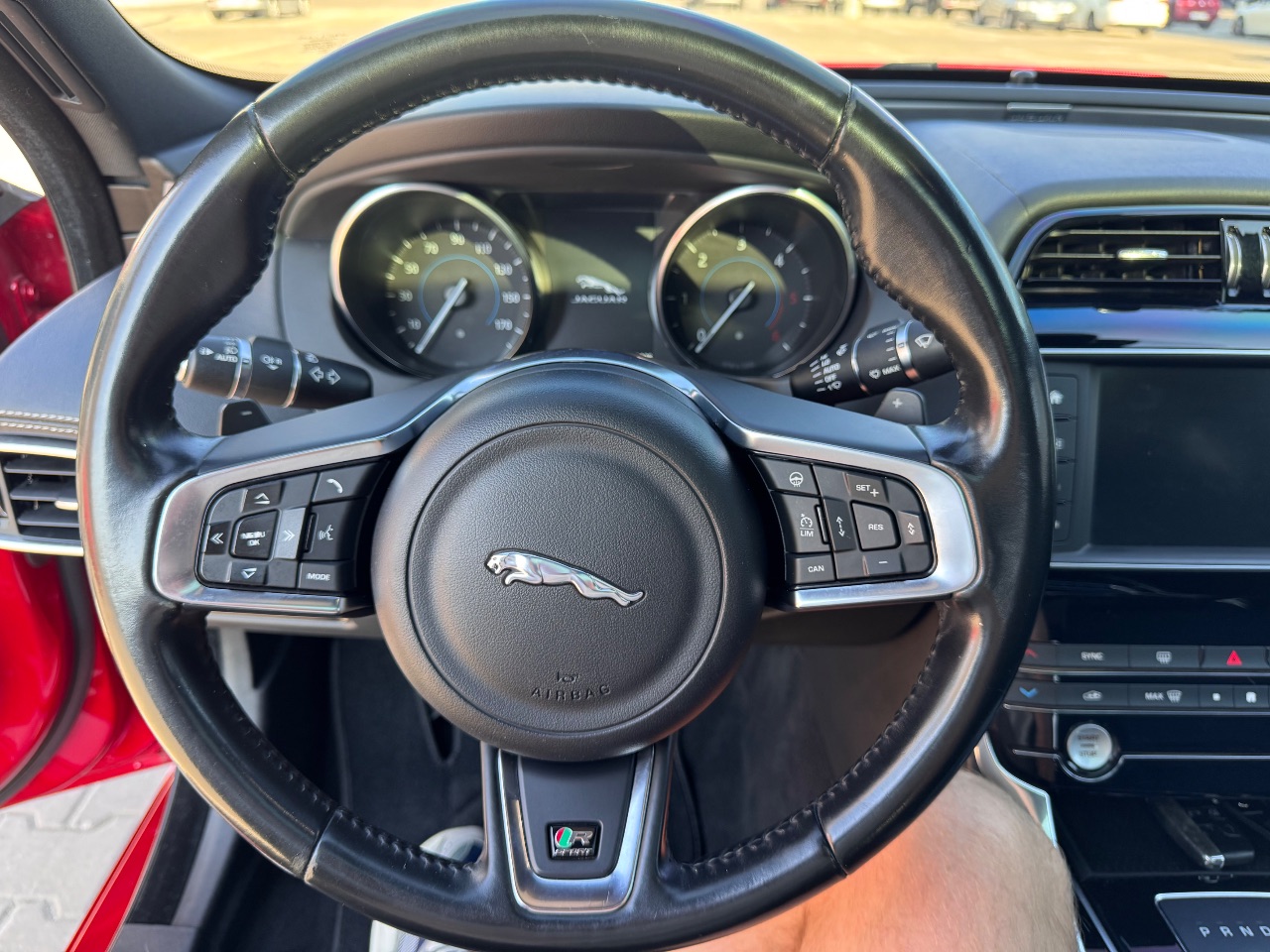 Jaguar XE - фото 42