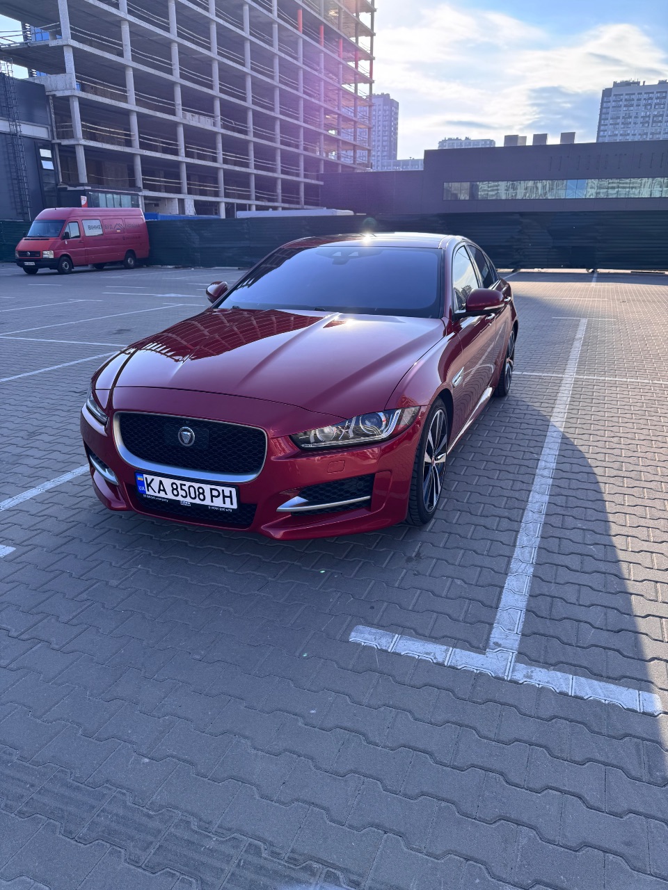 Jaguar XE - фото 12