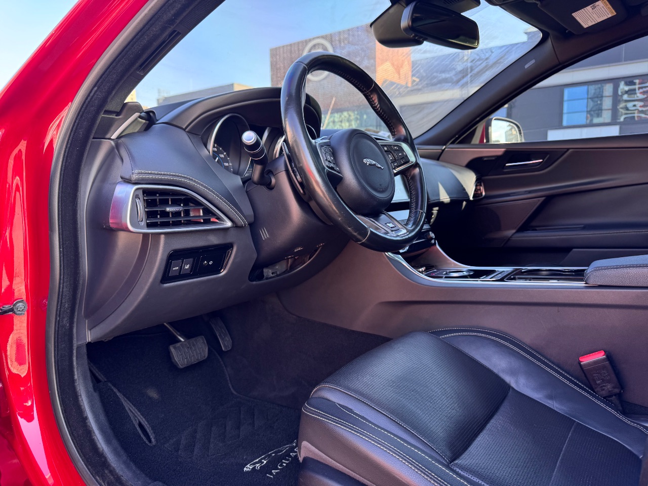 Jaguar XE - фото 36