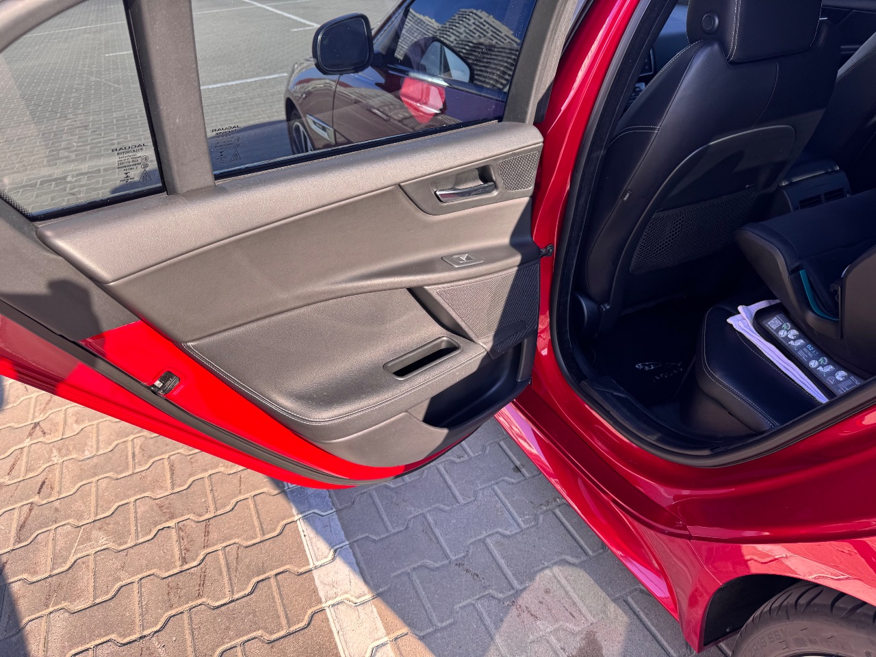 Jaguar XE - фото 32