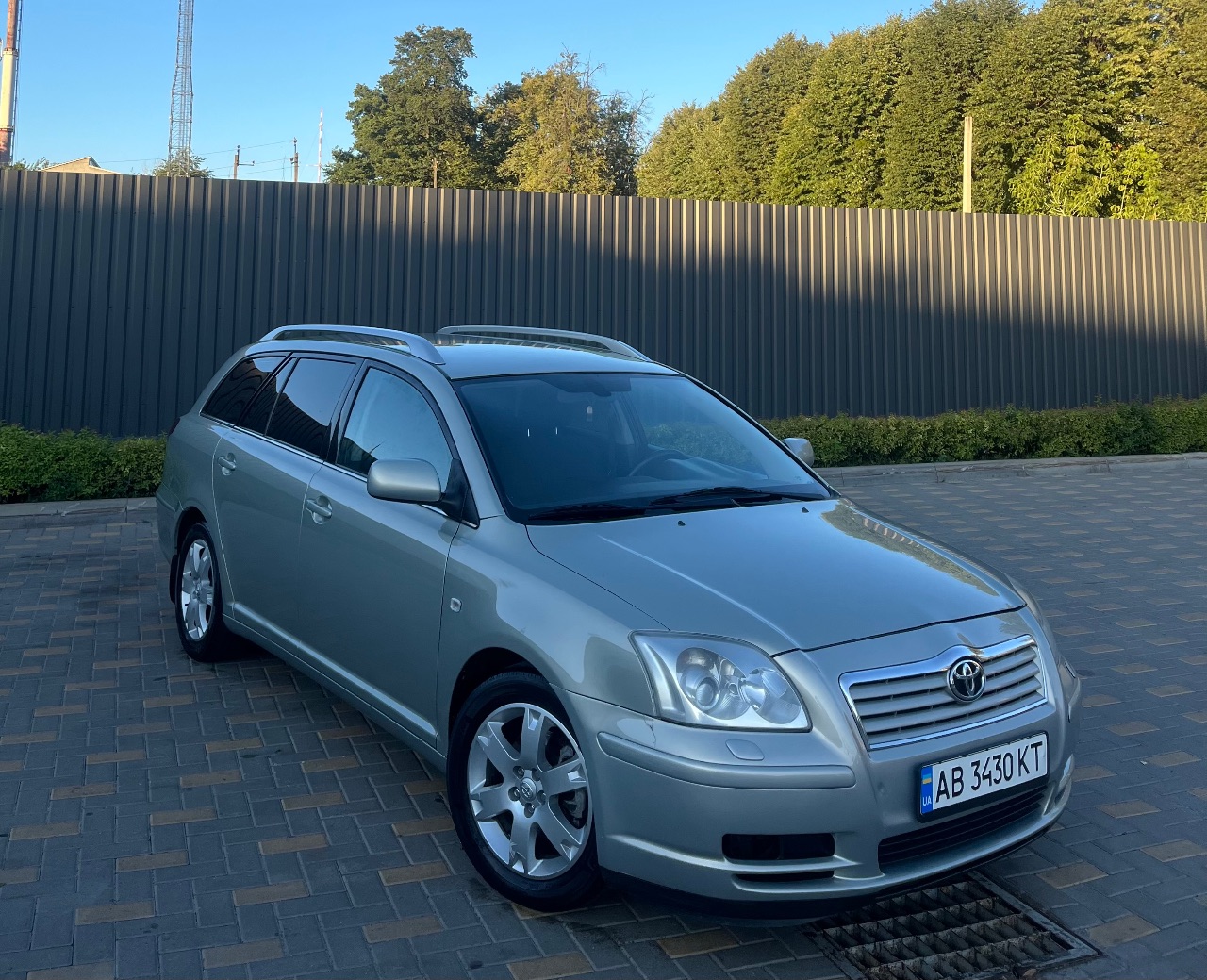 Toyota Avensis - фото 1