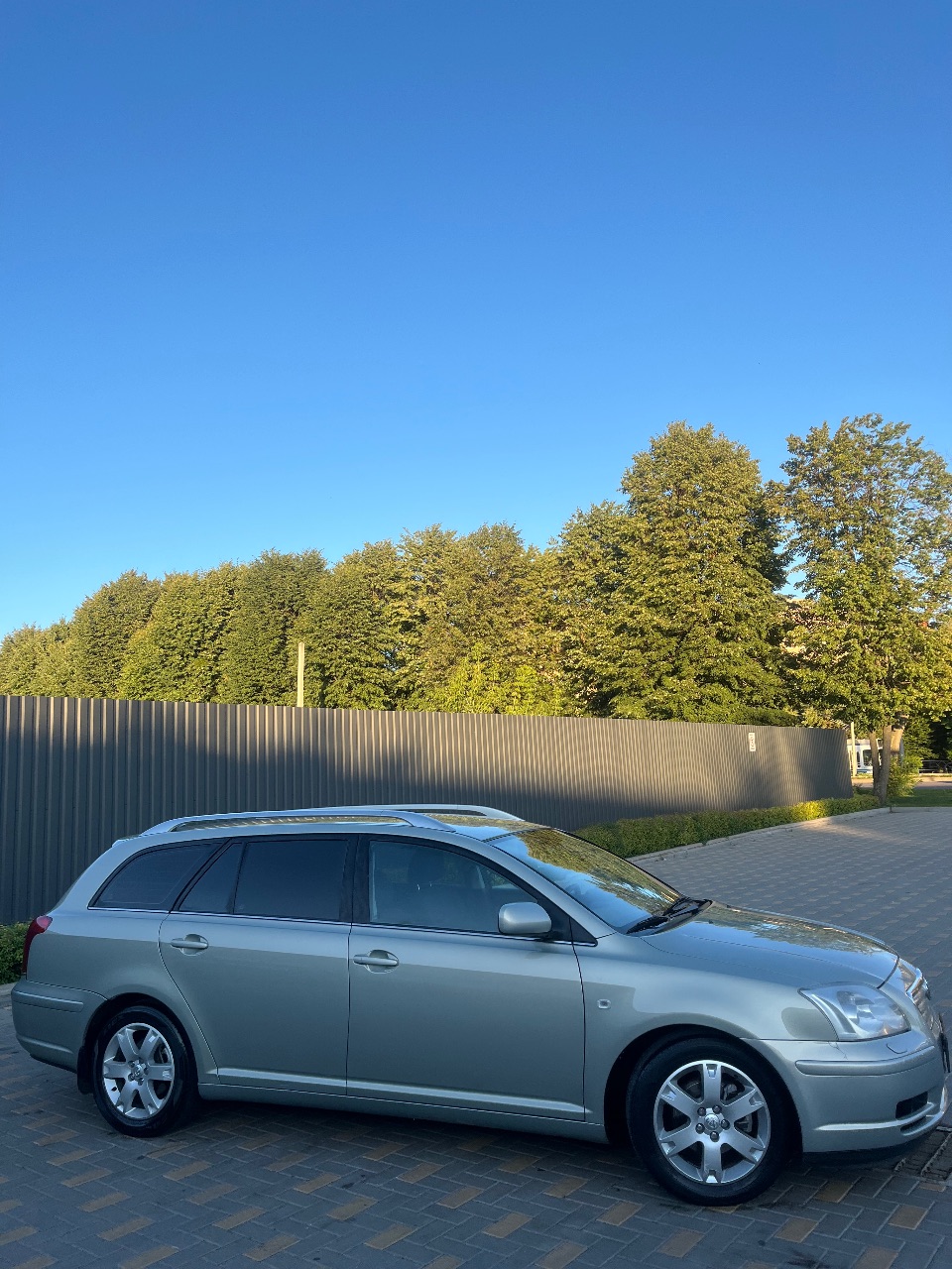 Toyota Avensis - фото 2