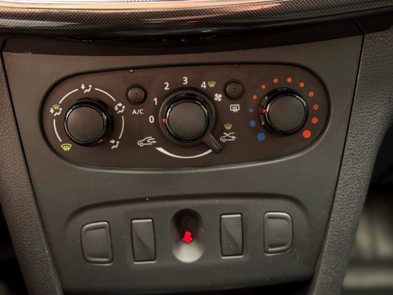 Renault Sandero - фото 26