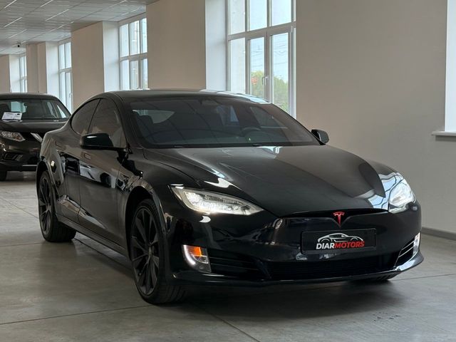 Tesla Model S - фото 1