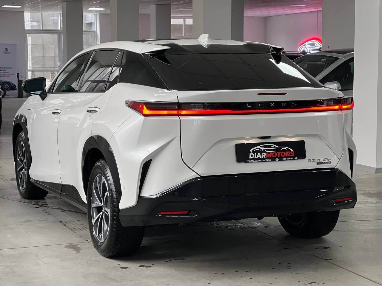 Lexus RZ - фото 3