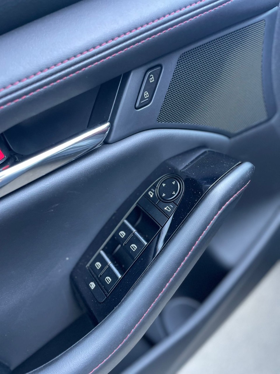 Mazda 3 - фото 12