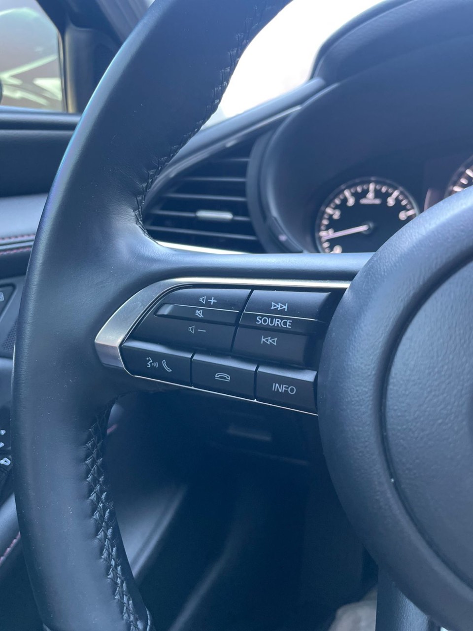 Mazda 3 - фото 17