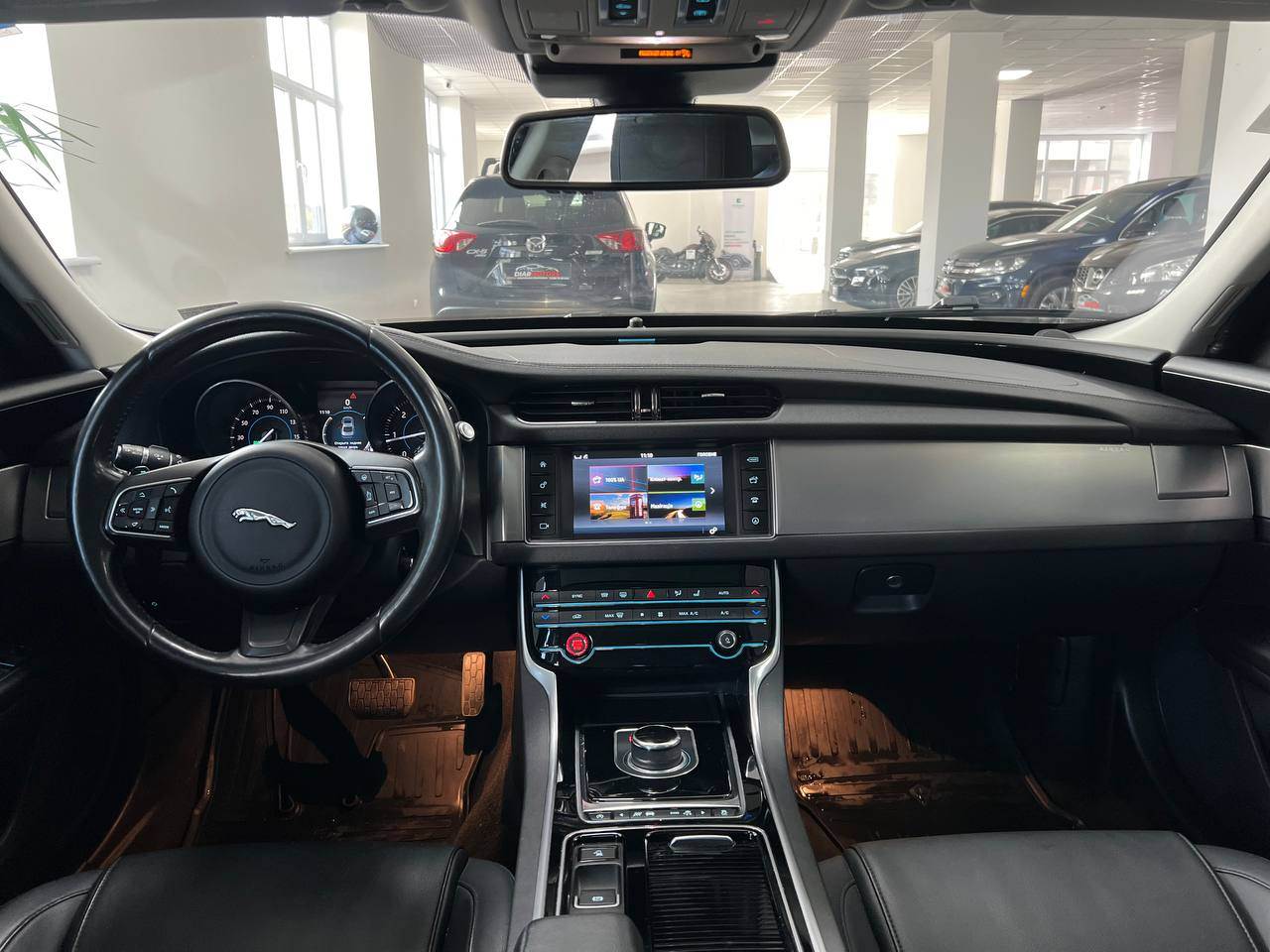 Jaguar XF - фото 10