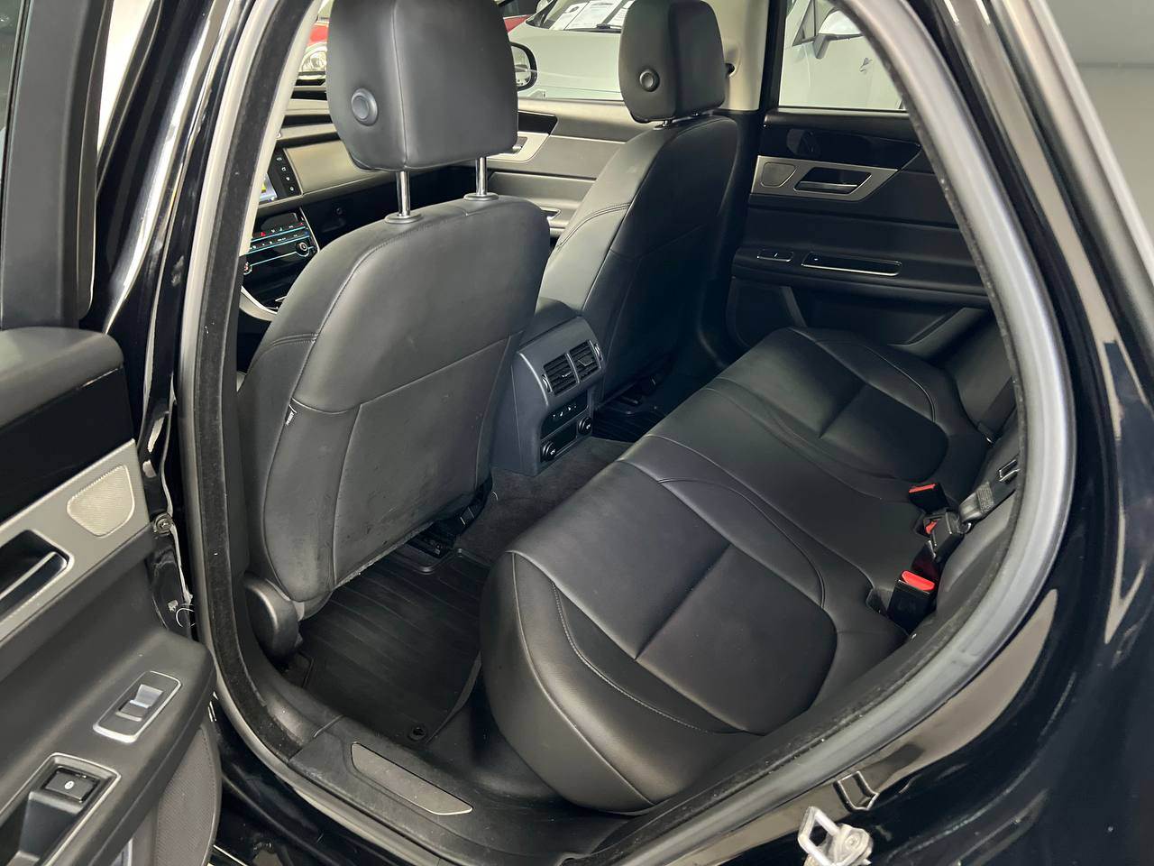 Jaguar XF - фото 8