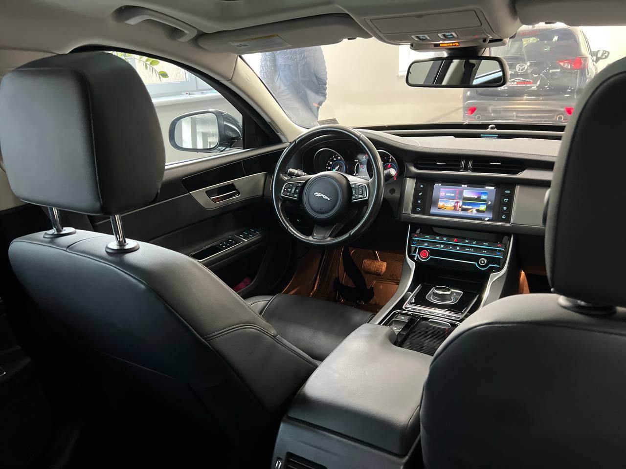 Jaguar XF - фото 12
