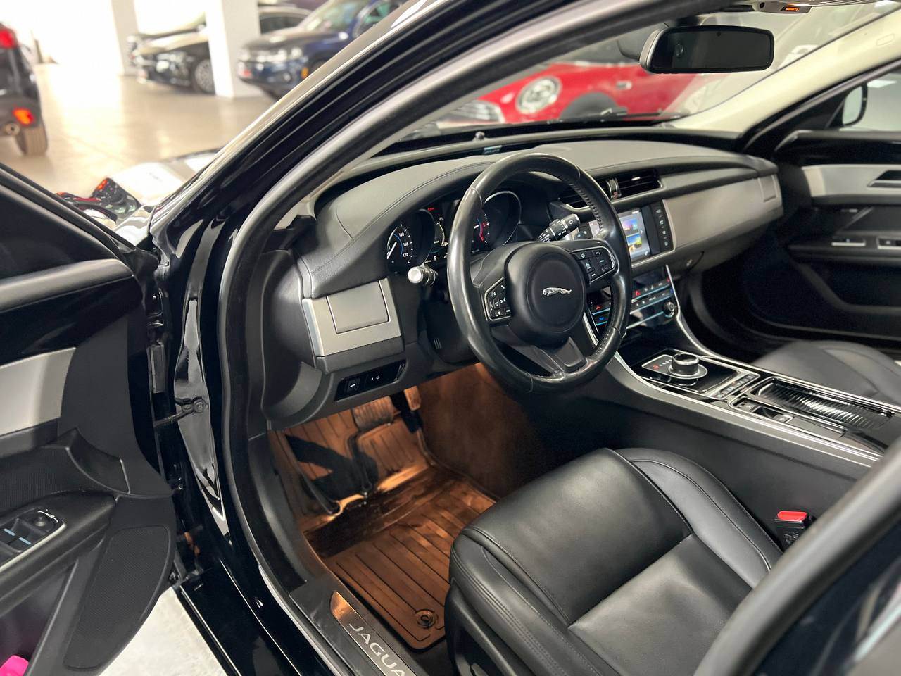 Jaguar XF - фото 7