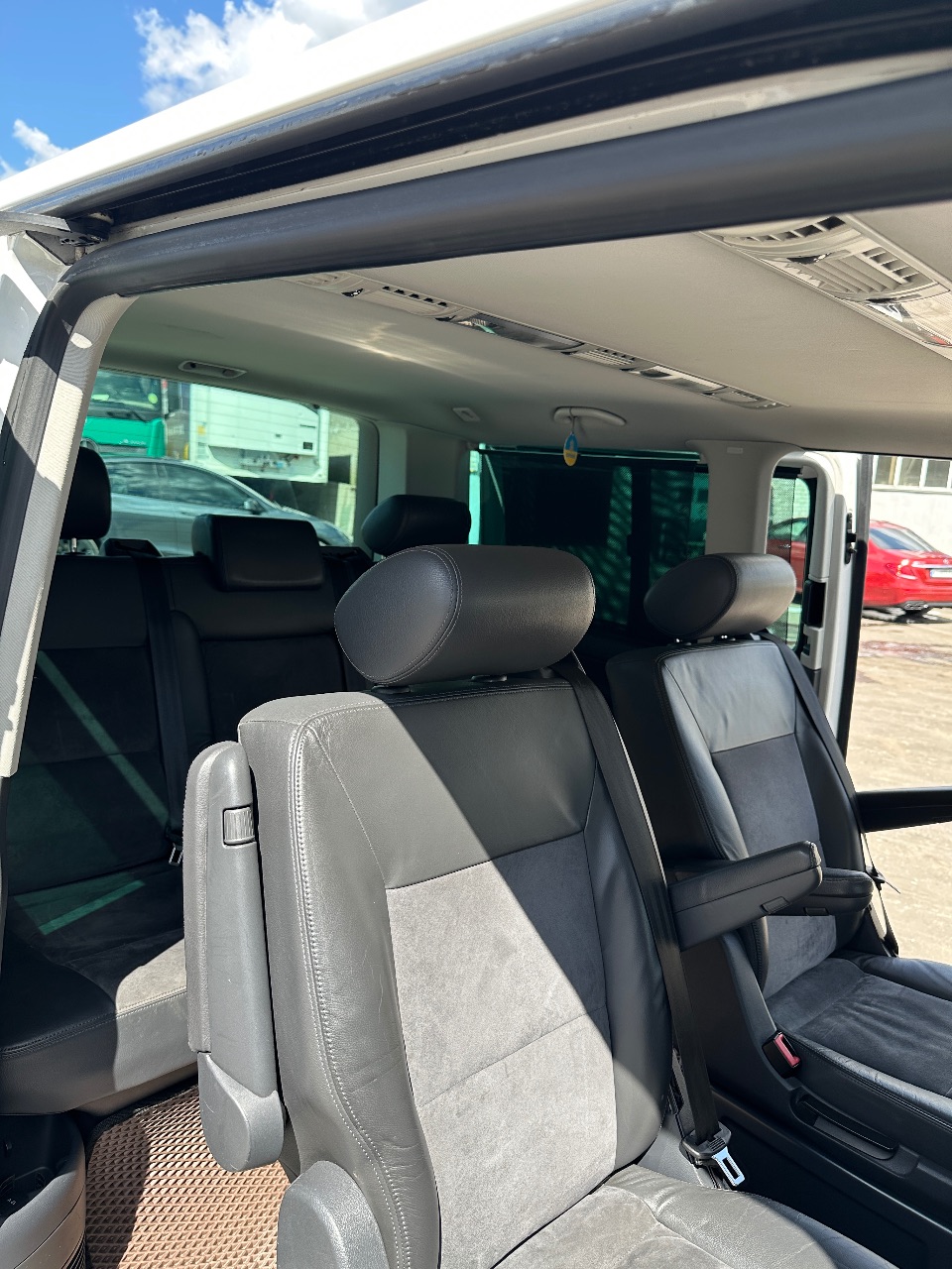 Volkswagen Multivan - фото 7